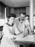 Couple posant dans la salle du cours de chimie biologique vers 1912