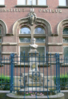 Façade de l'Institut Pasteur de Lille - Buste de Louis Pasteur