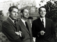 Jacques Monod (1910-1976), André Lwoff (1902-1994) et François Jacob (1920-2013) devant l'Institut Pasteur le jour de l'annonce du prix Nobel de physiologie ou médecine le 14 octobre 1965