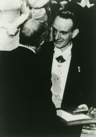 Daniel Bovet recevant le Prix Nobel en 1957