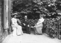 Elie Metchnikoff assis entre Olga Metchnikoff, sa femme, et Marie Remy