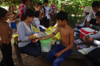 Une infirmière d'une équipe mobile de l'Unité d'Epidémiologie et de Santé Publique de l'Institut Pasteur du Cambodge sur le terrain