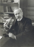 Albert Calmette au microscope vers 1920 - 1925