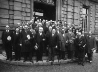 Photo de groupe sur le perron du bâtiment Duclaux vers 1930
