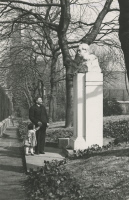 Joseph Meister et sa petite-fille vers 1935