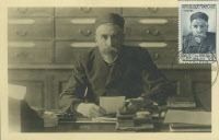 Portrait d'Emile Roux à son bureau.