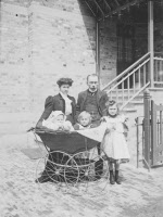 Marthe et Jules Bordet avec leurs enfants en 1907
