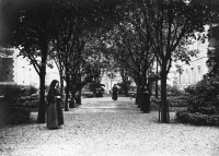 Soeurs de Saint-Joseph de Cluny dans les jardins de l'hôpital Pasteur.