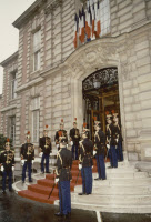 Garde républicaine devant le bâtiment Duclaux lors des cérémonies du centenaire de l'Institut Pasteur le 5 octobre 1987.
