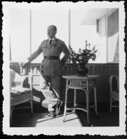 Georges Blanc en tenue militaire dans son appartement de l'Institut Pasteur du Maroc, 1939