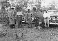 Georges Blanc et quatre employés de l'Institut Pasteur du Maroc lors de la collecte de lapins de Garenne 01/03/1956