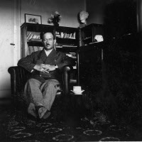 Georges Blanc assis dans un fauteuil dans son appartement de l'Institut Pasteur du Maroc, 1932-1939.