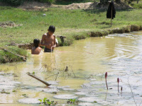 Enfants se baignant dans une rivière au Cambodge en 2011
