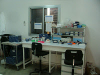 Crise Ebola 2014 : Laboratoire de diagnostic de haute technologie installé par l'Institut Pasteur au centre de traitement Ebola de Macenta, Guinée Forestière.