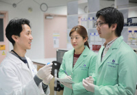 Institut Pasteur de Corée, chercheur avec étudiants stagiaires en 2015