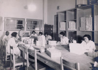 Laboratoires de la tuberculose de l'Institut Pasteur. Conditionnement du BCG vers 1930.