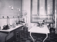 Laboratoires de la tuberculose de l'Institut Pasteur. Salle du BCG, une des salles d'autopsie en 1932.