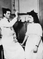 Jacques Monod et sa technicienne Madeleine Jolit, dans le "grenier" de l'Institut Pasteur (service de physiologie microbienne) en 1946