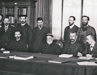 Louis Pasteur entouré de ses collaborateurs dans la grande bibliothèque en 1894.