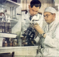 Le Dr Floch à son microscope