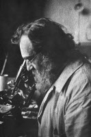 Elie Metchnikoff (1845-1916) au microscope