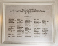 Plaque avec liste des grands donateurs de 1888 à 1920