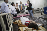 Visite de Françoise Barré-Sinoussi à l'hôpital national de Rangoun en mars 2015.