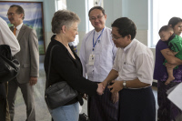 Visite de Françoise Barré-Sinoussi à l'hôpital national de Rangoun en mars 2015.