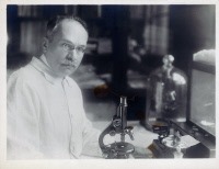 Alexandre Besredka (1870-1940) dans son laboratoire vers 1910-1920