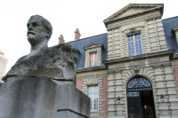 Buste de Louis Pasteur par Naoum Aronson devant le bâtiment historique de l'Institut Pasteur.