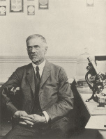 Serge Winogradsky dans son laboratoire à Brie en 1923