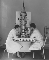 Odile Croissant et Charles Dauguet manipulant un microscope électronique vers 1960.