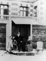 Louis Pasteur et ses petits enfants à Saint-Aubin-sur-Mer en en 1891