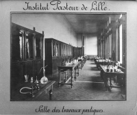 Salle des travaux pratiques de l’Institut Pasteur de Lille, v. 1910