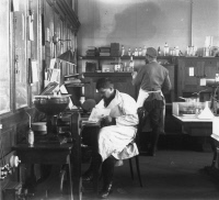 Constant Mathis dans son laboratoire à Hanoï vers 1908.