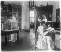 Contant Mathis dans son laboratoire à Hanoï vers 1908.