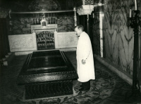 Joseph Meister devant le tombeau de Louis Pasteur vers 1935-1940.