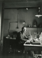 Emile Roubaud dans un laboratoire en 1923