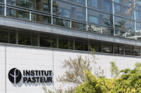 Logo de l'Institut Pasteur" sur la façade du CIS en avril 2021