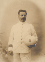 Paul-Louis Simond à Fort de France en uniforme militaire blanc