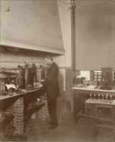 Emile Roux dans son laboratoire vers 1890