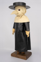 Poupée habillée en costume de médecin de la peste, inventé par Charles Delorme.