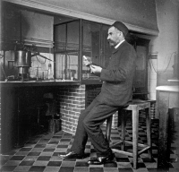 Emile Roux dans son laboratoire vers 1890