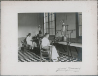 Mise en flacon de sérum à Garches en 1913