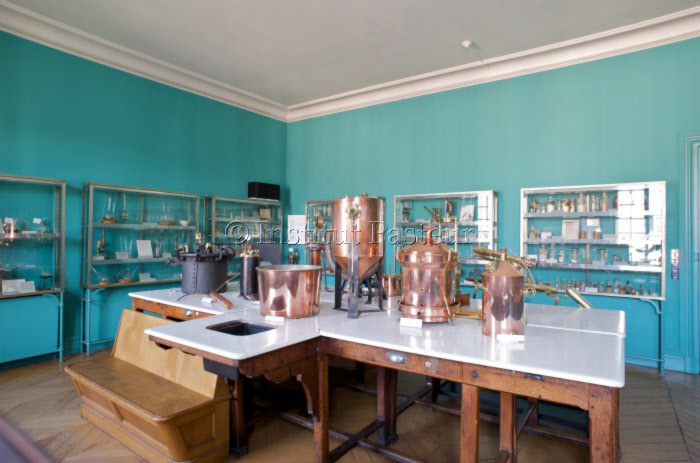 Salle des souvenirs scientifiques illustrant les travaux de Louis Pasteur au musée Pasteur.