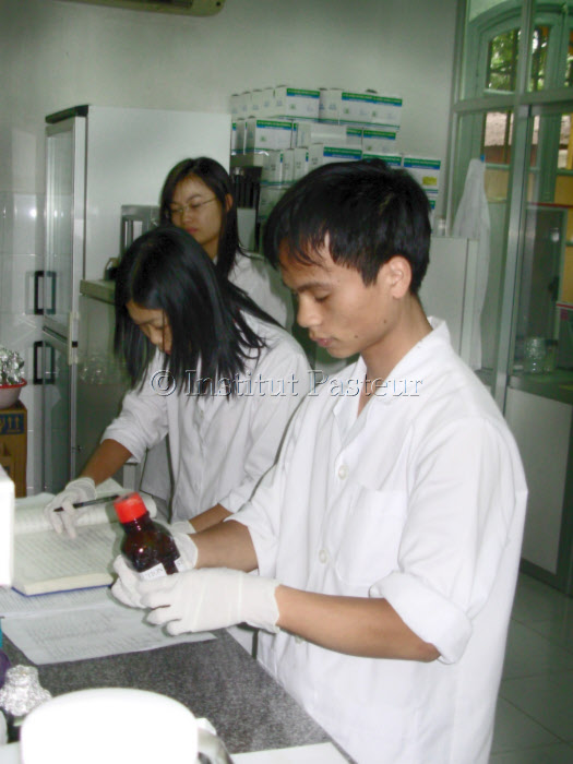Laboratoire de recherche à l'Institut d'Hygiène et d'Epidémiologie (NIHE) de Hanoï