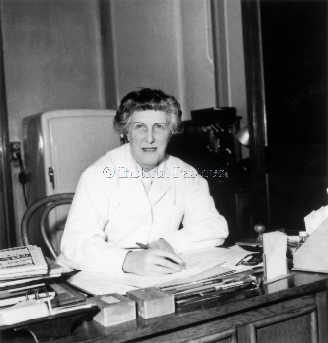 Françoise Grumbach (1902-1985) dans son laboratoire vers 1955