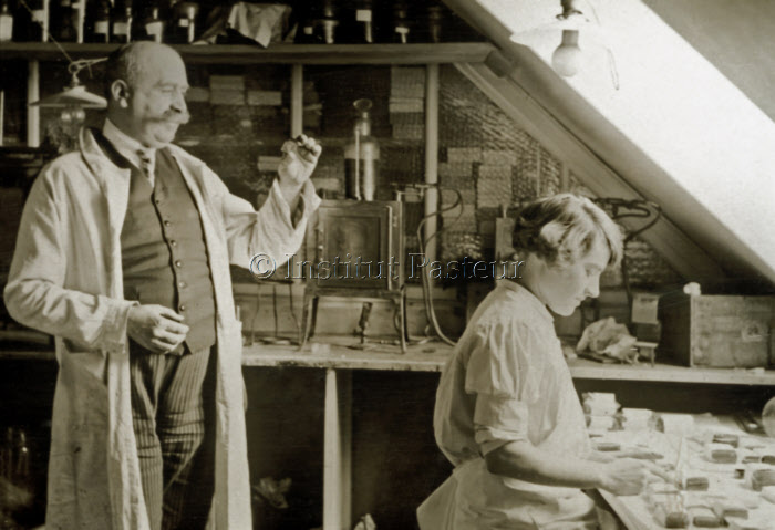 Albert Peyron avec une laborantine Mme Marie Bachelier (1912 - ?) dans le laboratoire d'histopathologie au début des années 30