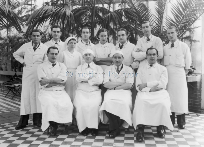 Personnel de l'Hôpital de l'Institut Pasteur dans la serre (1938)