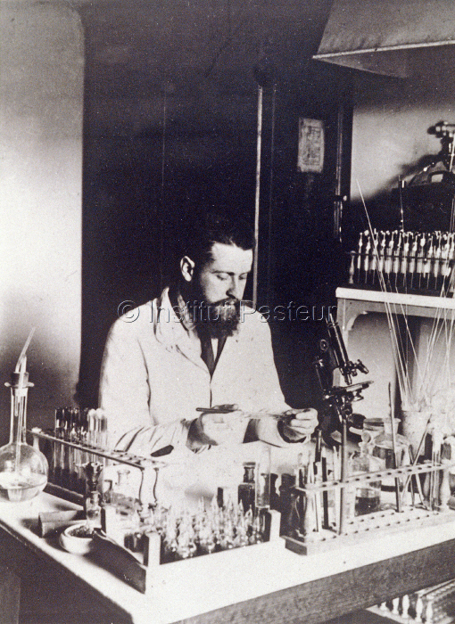 Gaston Ramon dans son laboratoire vers 1925.